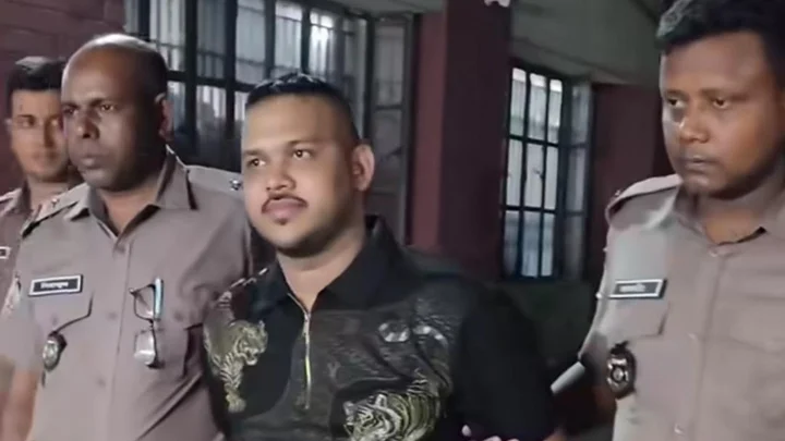 প্রিজনভ্যানের তালা খুলে ‘পিচ্চি রাজাকে’ প্রাইভেটকারে তুলে দেন এসআই