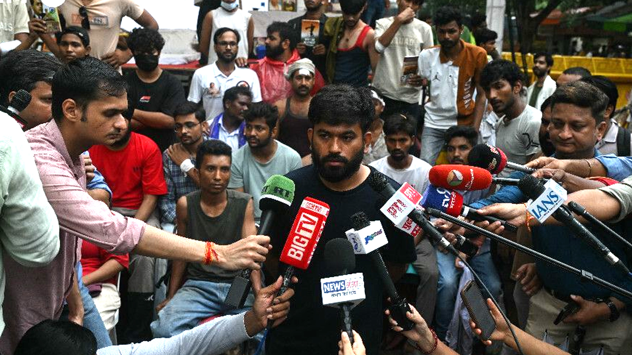 দিল্লিতে শিক্ষামন্ত্রীর পদত্যাগের দাবিতে অনড় শিক্ষার্থীরা