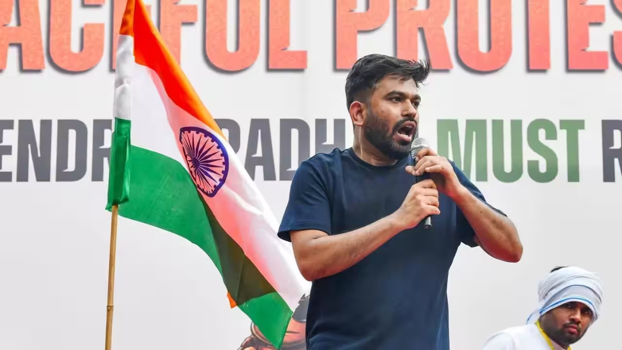 আন্দোলন থেকে বিরতি নিলেন ককরোচ পার্টির প্রধান