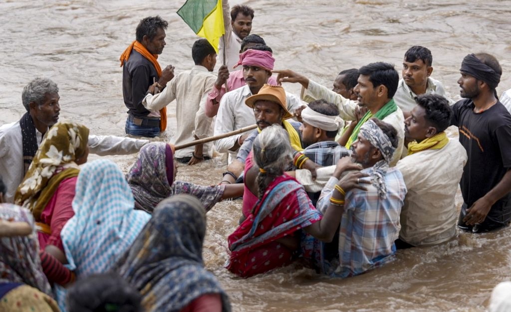 মধ্যপ্রদেশের ছতরপুর জেলায় ১৯ জুলাই ‘কেন-বেতোয়া লিঙ্ক’ ও অন্যান্য উন্নয়ন প্রকল্পের বিরুদ্ধে আয়োজিত আন্দোলনের নেতা অমিত ভাটনগর। ছবি: সংগৃহীত