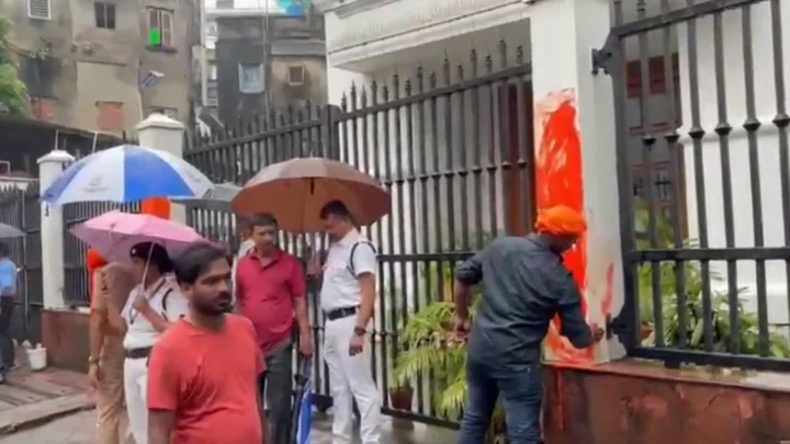 আনন্দবাজার পত্রিকার সামনে গেরুয়াপন্থিদের বিক্ষোভ, ফটকে রং