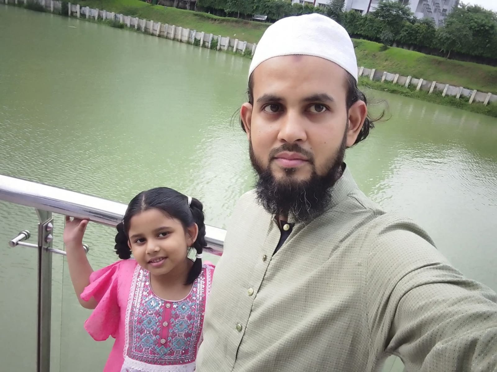 বাবার সঙ্গে আরিফিন ইসলাম আরফা। ছবি: পরিবারের সৌজন্যে