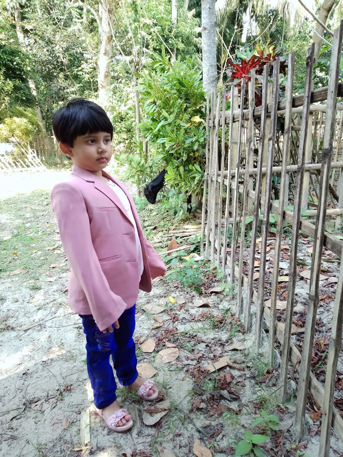 কবরের পাশে দাঁড়িয়ে আছে আরিফিন ইসলাম আরফা। ছবি: পরিবারের সৌজন্যে