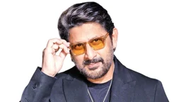 বাসে প্রসাধনী বিক্রি করতেন আরশাদ ওয়ারসি