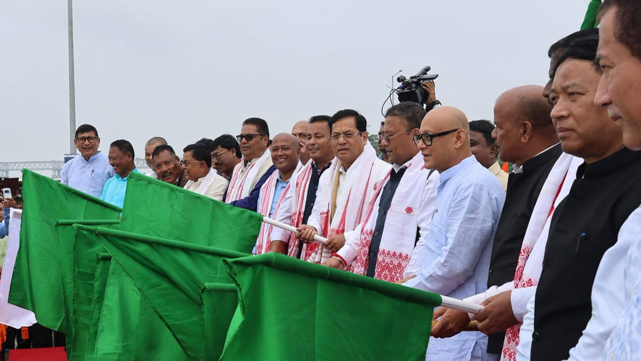 আসামের ডিব্রুগড়স্থিত বগিবিল টার্মিনালে পতাকা নেড়ে ‘ডিএলবি পাটকাই’ নামের বার্জ এর যাত্রার শুভকামনা জানানো হয়। ছবি: কলকাতা ব্যুরো।