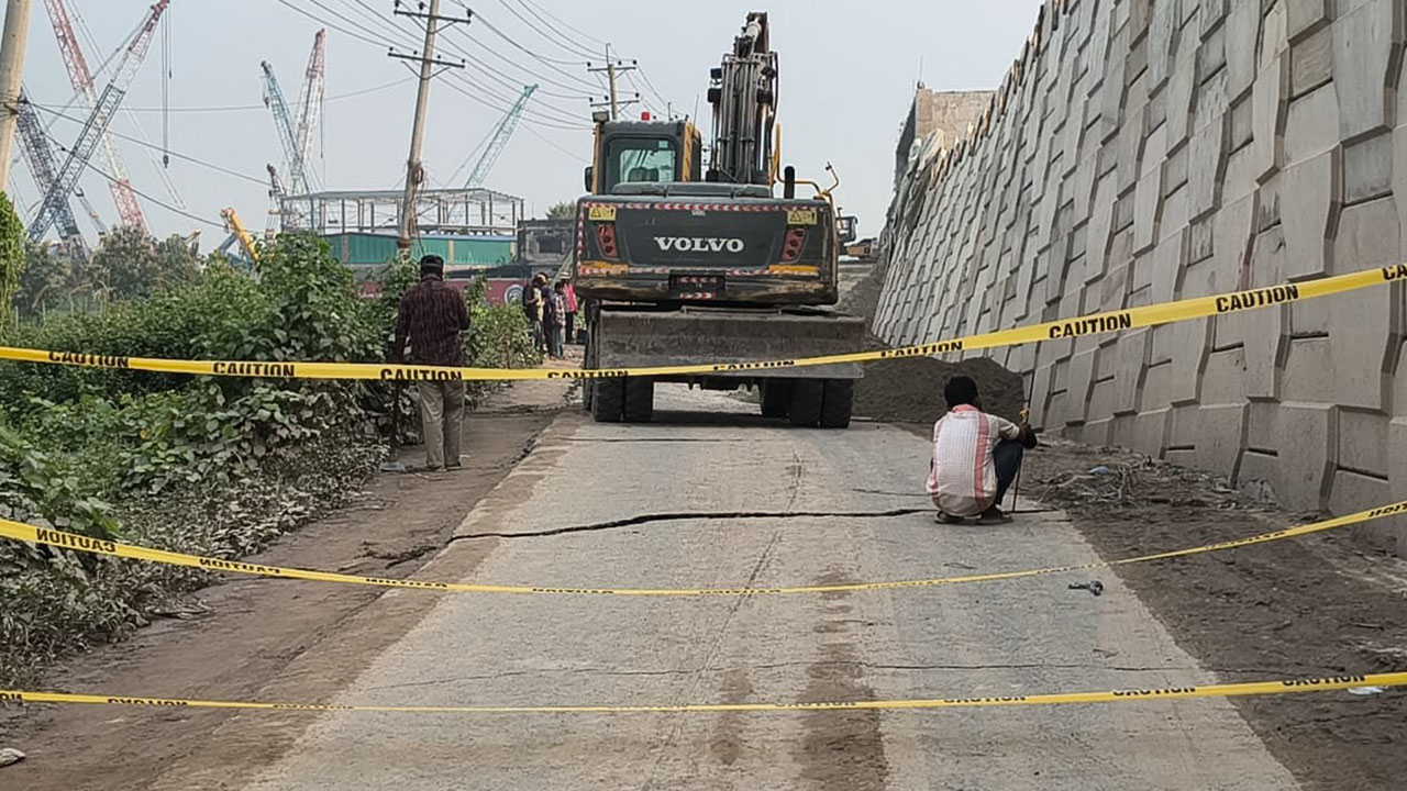 দুর্ঘটনার ঝুঁকি এড়াতে যান চলাচল বন্ধ করে দিয়েছে সড়ক ও জনপথ (সওজ) কর্তৃপক্ষ। ছবি : এশিয়া পোস্ট
