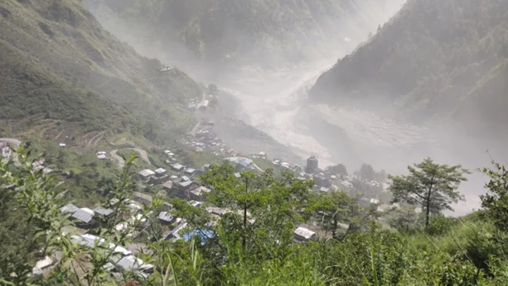 নেপালে পাহাড়ি ঢলে নিহত বেড়ে ১৬, ভারতীয়সহ নিখোঁজ ৪০০