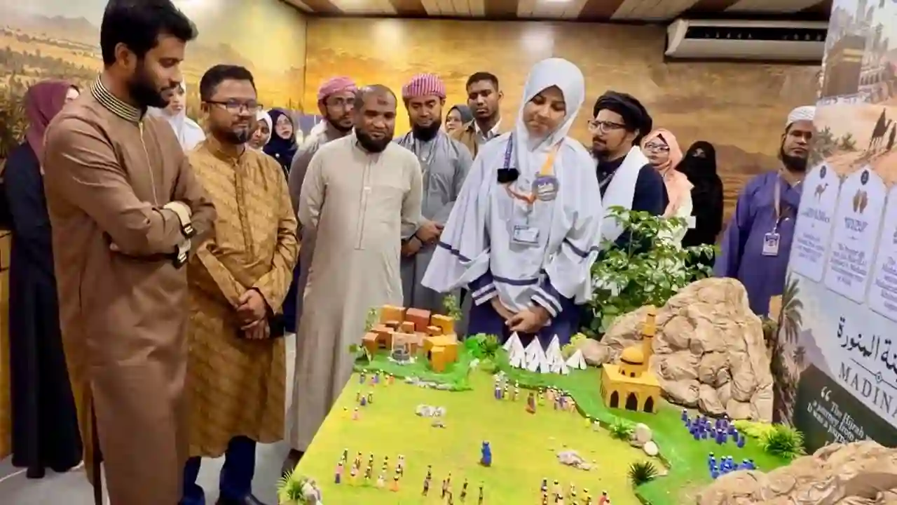এভেরোজ ইন্টারন্যাশনাল স্কুল লালমাটিয়ার সীরাহ এক্সিবিশন দেখছেন অতিথিরা। শনিবার স্কুলের ক্যাম্পাসে। ছবি: এশিয়া পোস্ট