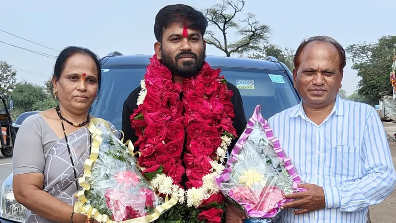 আন্দোলন শেষ, এবার বিয়ের প্রস্তাবে ভেসে যাচ্ছেন ককরোচ নেতা