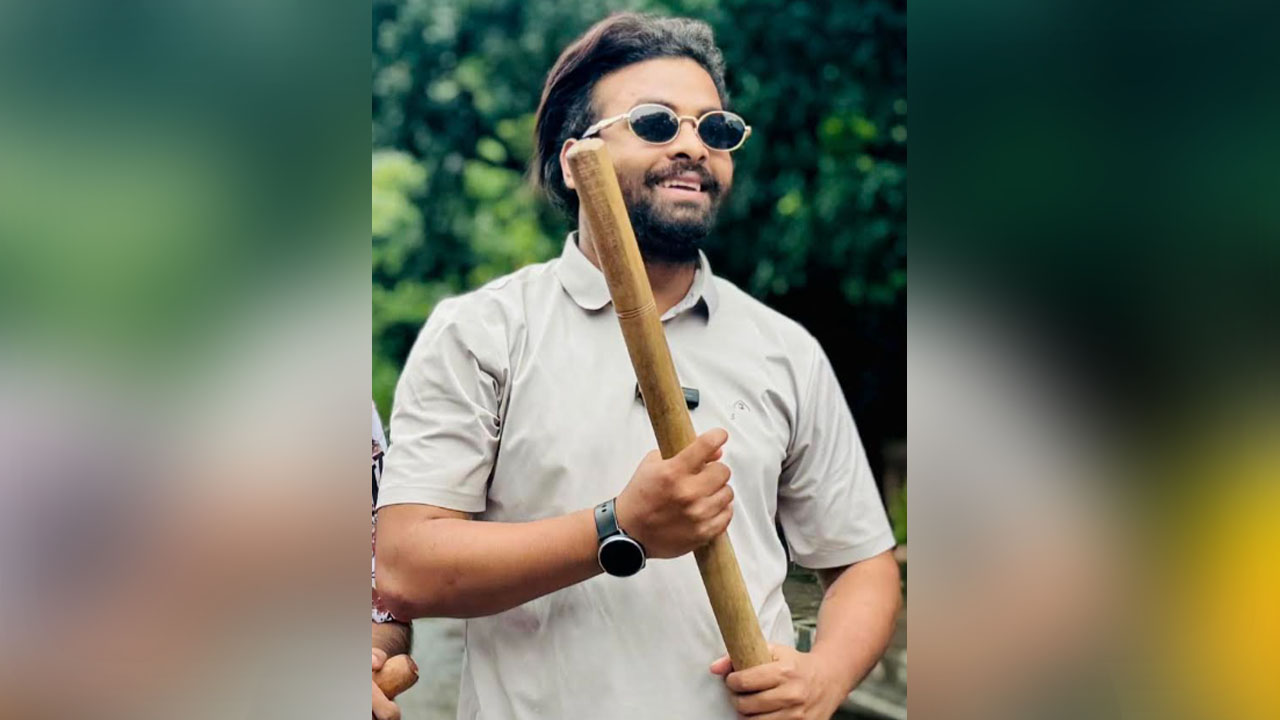 লাঠি হাতে রাষ্ট্র সংলাপ ফোরামের সদস্যসচিব আয়াস। ছবি : ফেসবুক থেকে পাওয়া