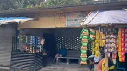 নোংরা-ব্যবহার অনুপযোগী যাত্রীছাউনি, ভাড়ায় চলছে দোকান