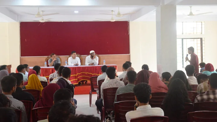 বেরোবিতে র‌্যাগিং প্রতিরোধে শিক্ষার্থীদের কথা শুনলেন উপাচার্য