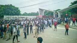 বেরোবিতে ছাত্রদল-শিবিরের পাল্টাপাল্টি কর্মসূচিতে উত্তেজনা, ক্যাম্পাসজুড়ে পুলিশ মোতায়েন