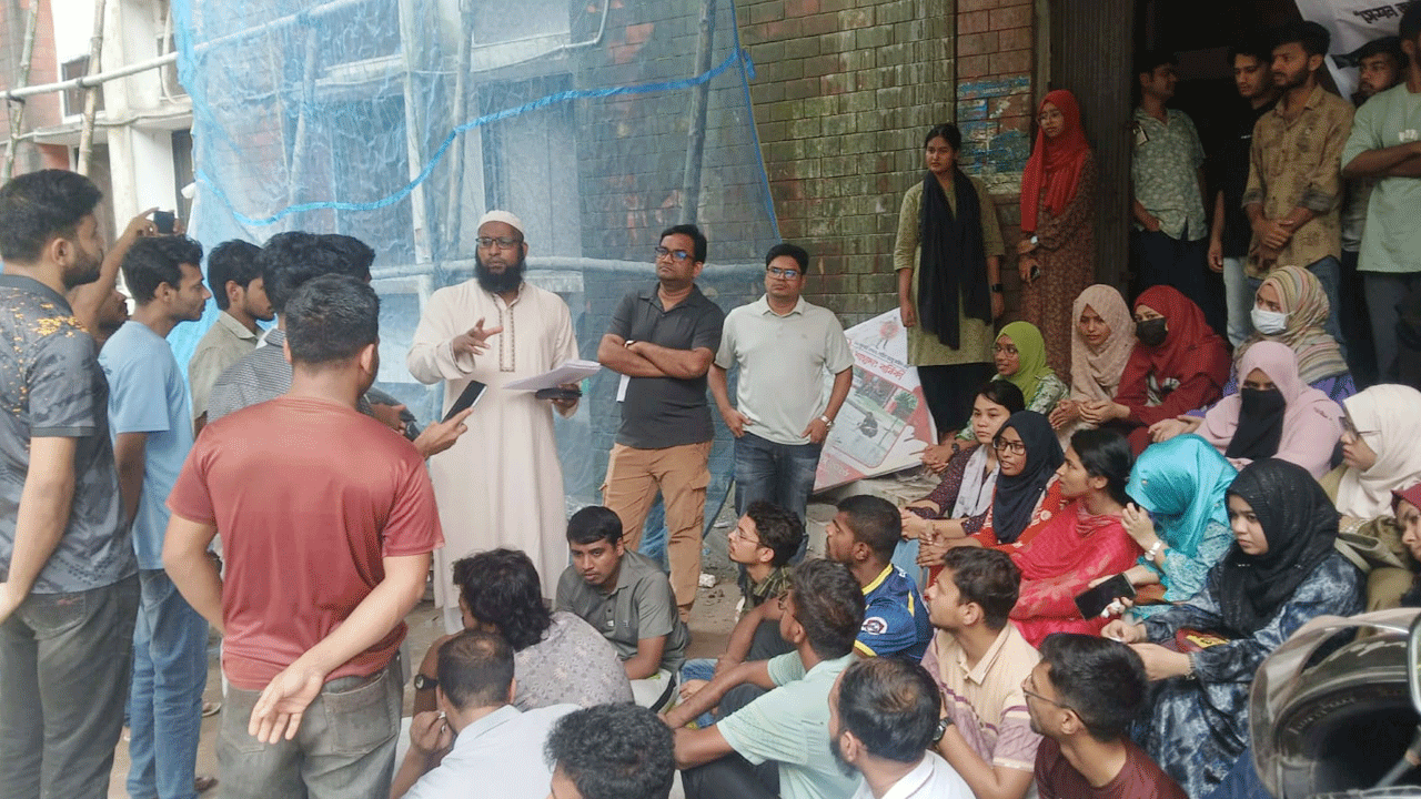 শিক্ষক ও প্রশাসনের আশ্বাসে অনশন ভাঙলেন বেরোবি শিক্ষার্থীরা