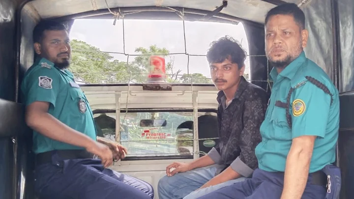 বরিশাল বিশ্ববিদ্যালয়ে বহিরাগত ছাত্রলীগকর্মীকে পুলিশে সোপর্দ