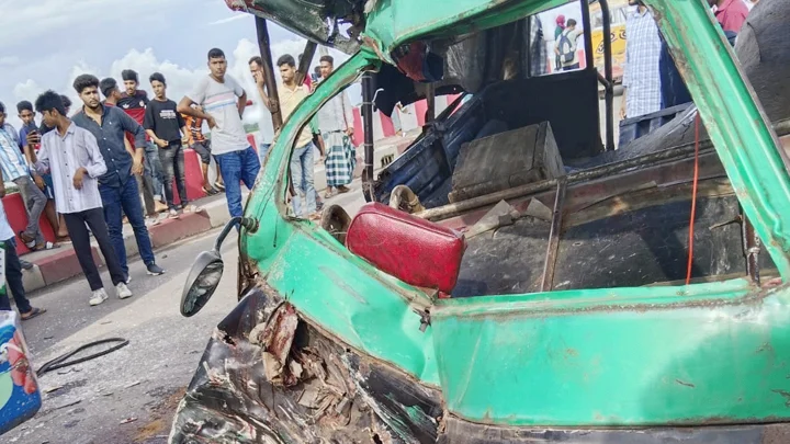 বাস-মাহিন্দ্র সংঘর্ষে নিহত ১, ববি শিক্ষার্থীসহ আহত ৪