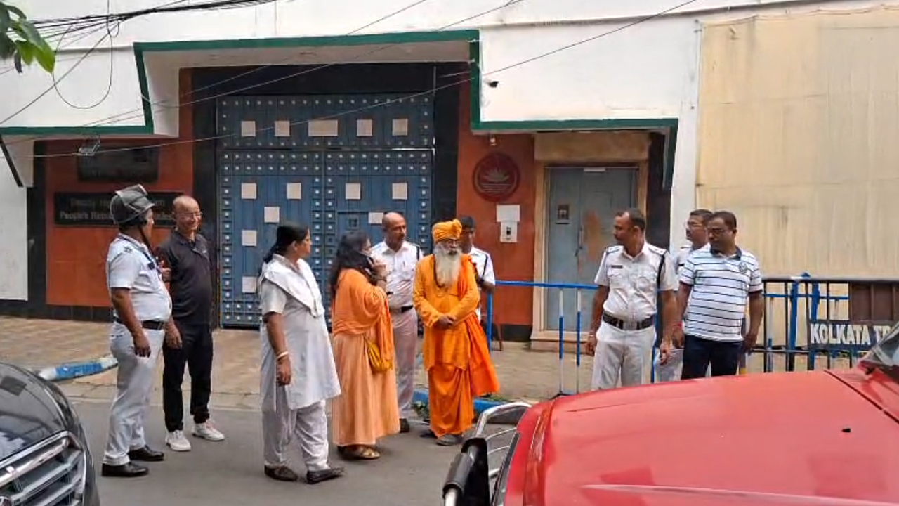 কলকাতার বাংলাদেশ মিশনের সামনে পুলিশ ও হিন্দু সন্যাসীরা। ছবি: এশিয়া পোস্ট