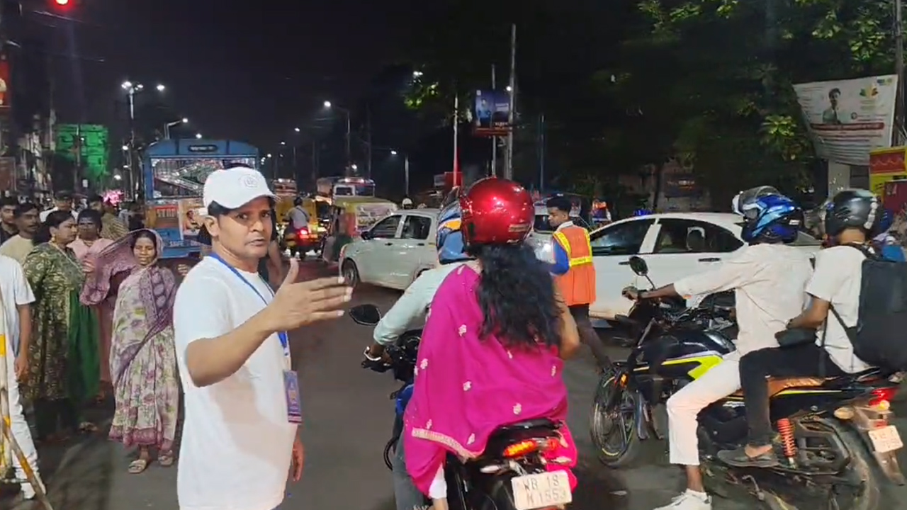 যান চলাচল নিয়ন্ত্রণের দায়িত্ব পালন করছেন একজন স্বেচ্ছাসেবী মুসলিম যুবক। ছবি: এশিয়া পোস্ট