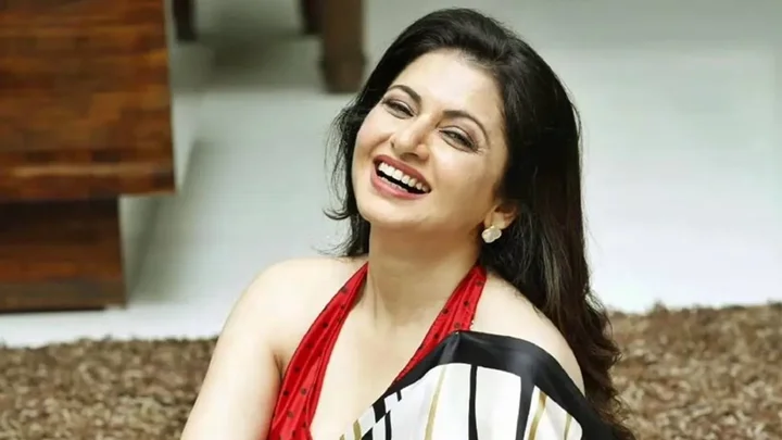 প্রথম ছবিতেই রাতারাতি তারকা হয়েও থেমে গিয়েছিল ভাগ্যশ্রীর ক্যারিয়ার