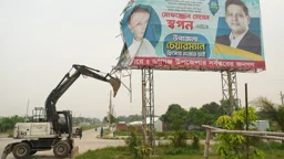 পূর্বাচল ৩০০ ফিটে ১৫ অবৈধ বিলবোর্ড উচ্ছেদ