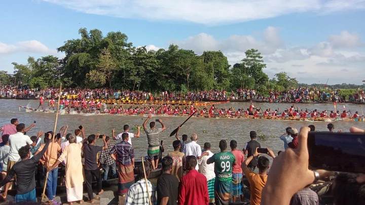 আপত্তি পেরিয়ে সোনাই নদীতে নৌকাবাইচ