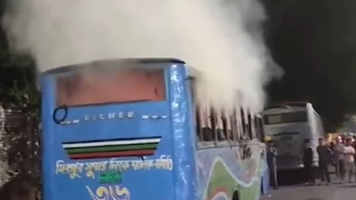 রাজধানীতে এবার যাত্রীবাহী বাসে আগুন