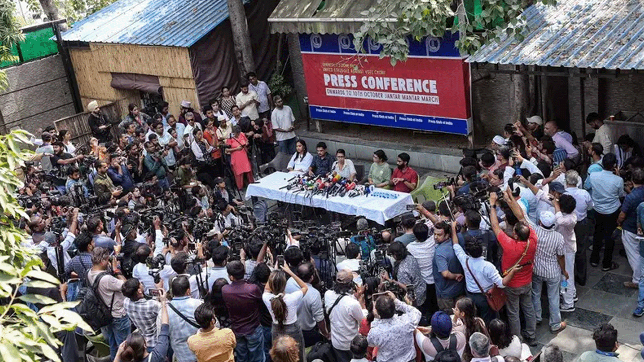 নয়াদিল্লির প্রেস ক্লাবে সিজেপি এবং ছাত্র সংগঠনগুলির নেতারা, যাঁদের মধ্যে আইসার জাতীয় সভাপতি নেহা বোরা এবং সিজেপি মুখপাত্র সৌরভ দাসও ছিলেন, যৌথ সংবাদ সম্মেলনে বক্তব্য রাখেন (৭ই অক্টোবর)। ছবি: রয়টার্স