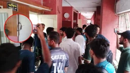 চবির আলাওল হলের প্রভোস্টকে অবাঞ্ছিত ঘোষণা, রুমে আটকে তালা