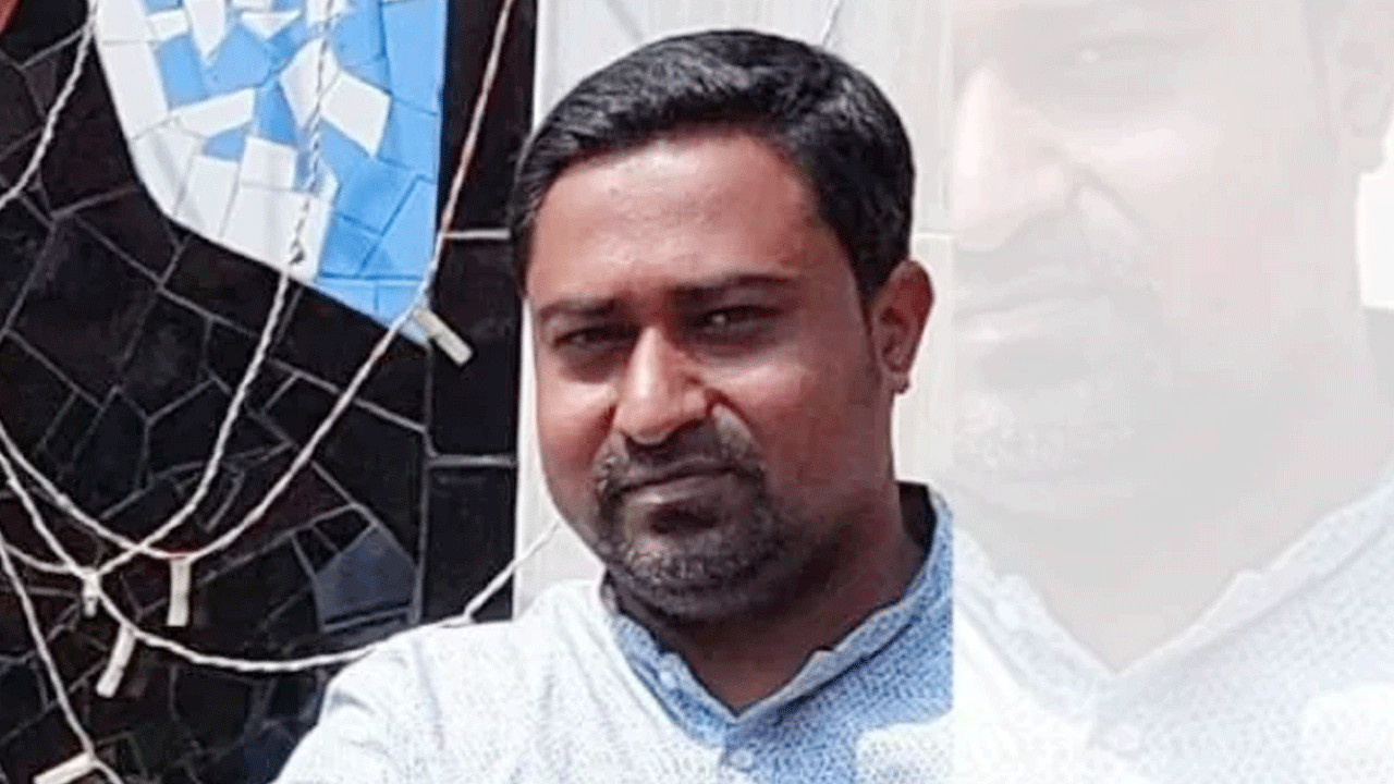 যুবলীগের মিছিল থেকে চবির হল কর্মকর্তা গ্রেপ্তার