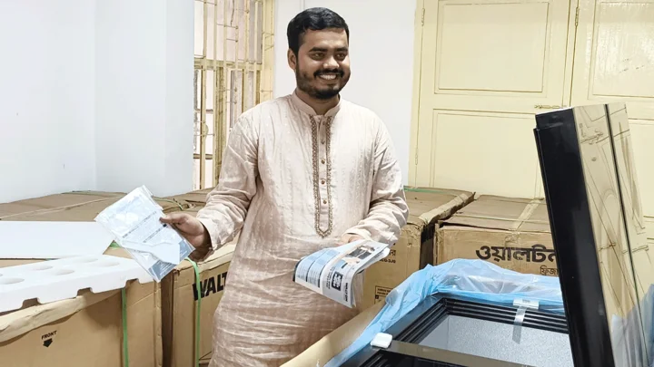 চবির ১১টি হলে ১১ ডিপ ফ্রিজ দিলেন চাকসু ভিপি