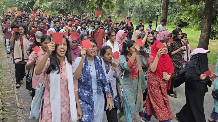 নতুন ভিসিকে শিক্ষার্থীদের ‘লাল কার্ড’, উত্তাল চুয়েট