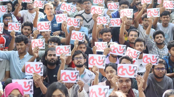 ‘৫৬?’ লেখা কাগজ হাতে চুয়েট শিক্ষার্থীদের প্রশ্নযাত্রা, সাবেক ভিসি সায়েমকে পুনর্বহালের দাবি