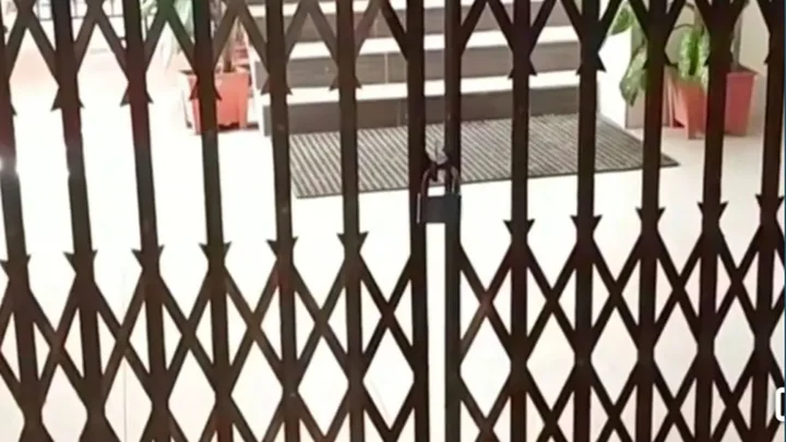 উপাচার্যকে ভেতরে রেখেই চুয়েটের ভিসি ভবনে তালা