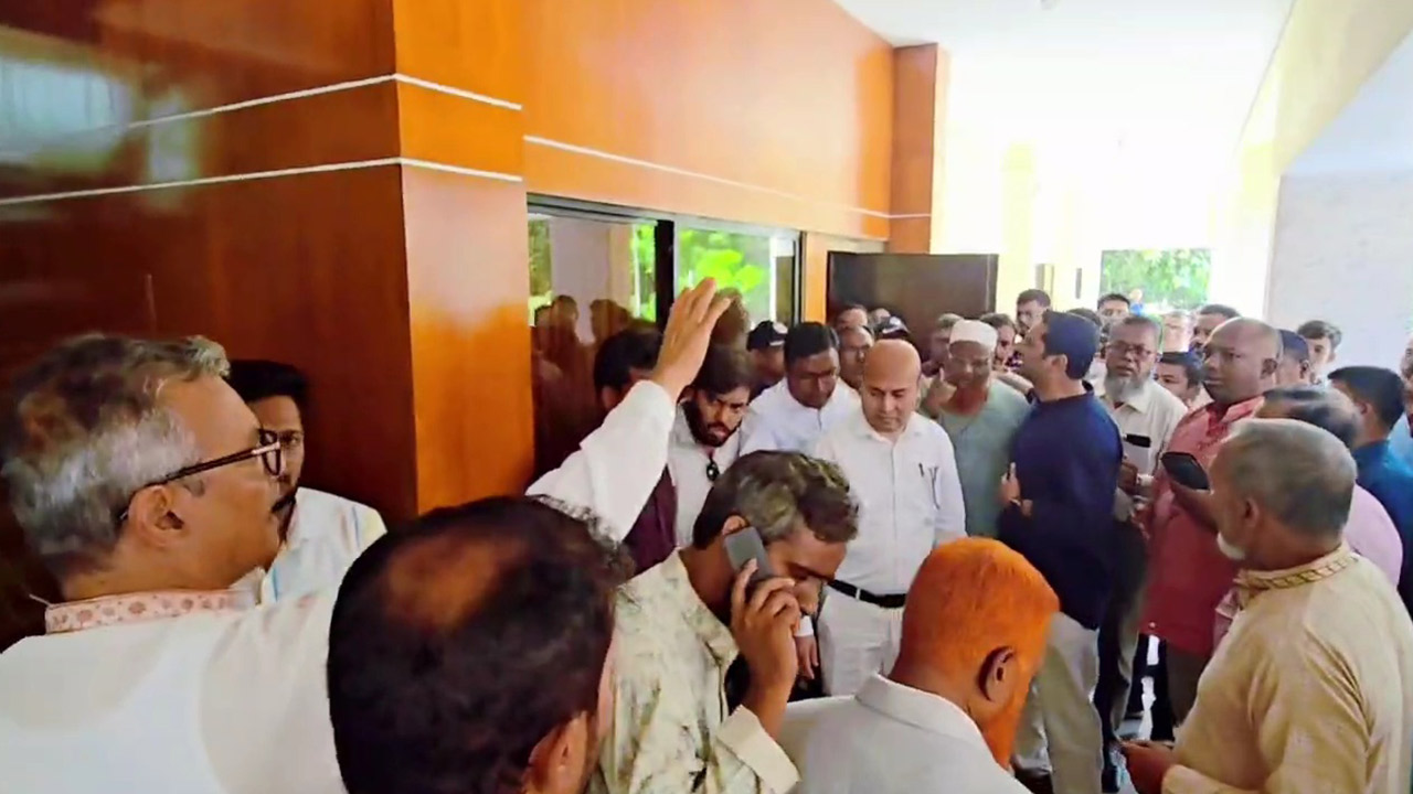 চাঁপাইনবাবগঞ্জ জেলা পরিষদের প্রশাসক হারুনুর রশীদের সঙ্গে জেলা বিএনপির নেতাদের বাগ্‌বিতণ্ডা থামানো চেষ্টা করেন প্রতিমন্ত্রী ববি হাজ্জাজে। ছবি: এশিয়া পোস্ট