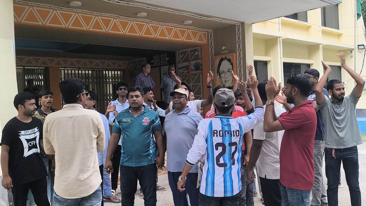 ইউএনও কার্যালয়ে তালা দিলেন বিএনপির নেতাকর্মীরা