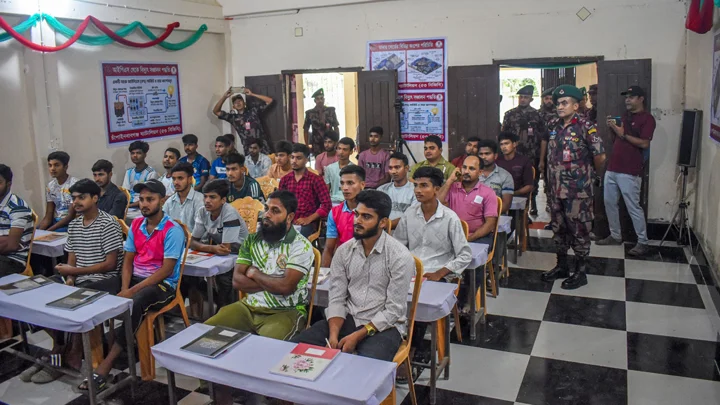 অপরাধমুক্ত সীমান্ত গড়তে যুবকদের কারিগরি প্রশিক্ষণ দিচ্ছে বিজিবি