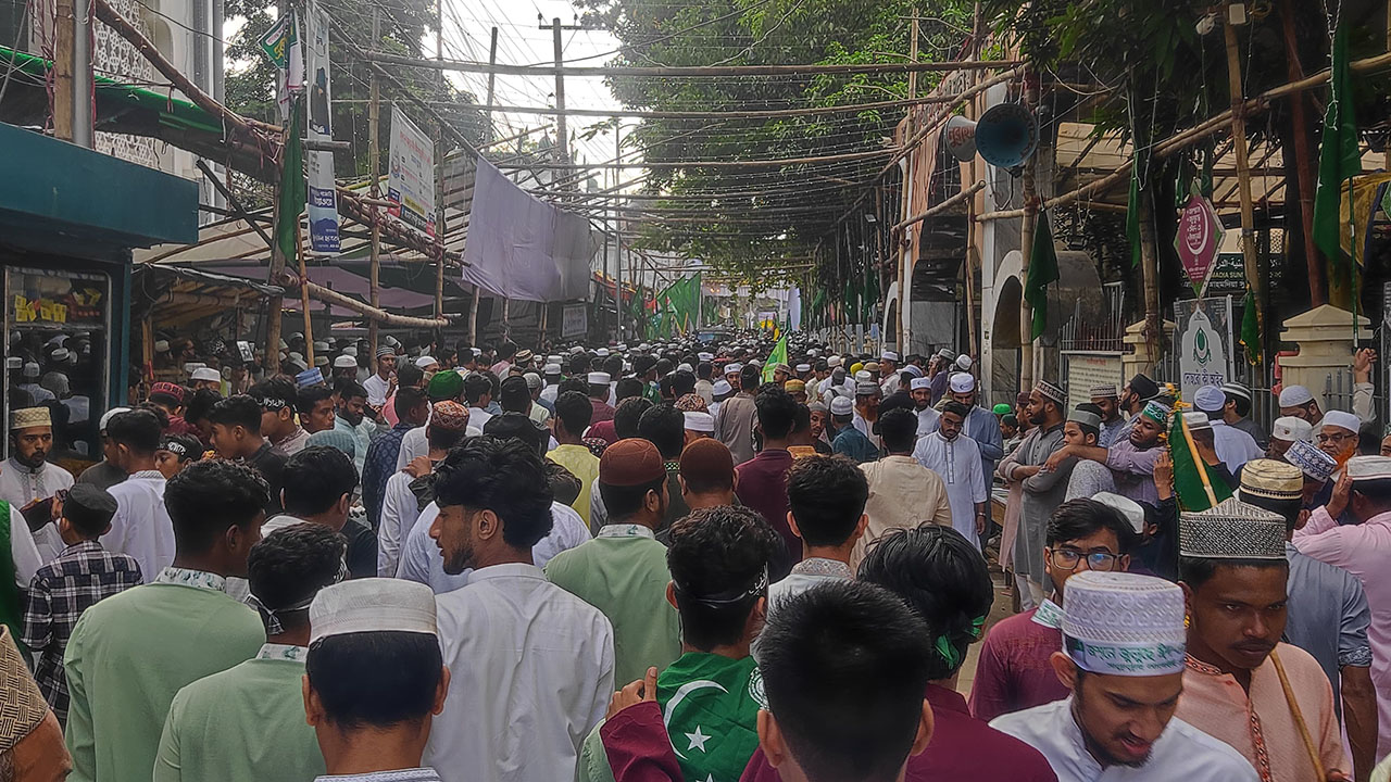পতাকা নিয়ে জুলুসে অংশ নেন অনেকেই। ছবি : এশিয়া পোস্ট