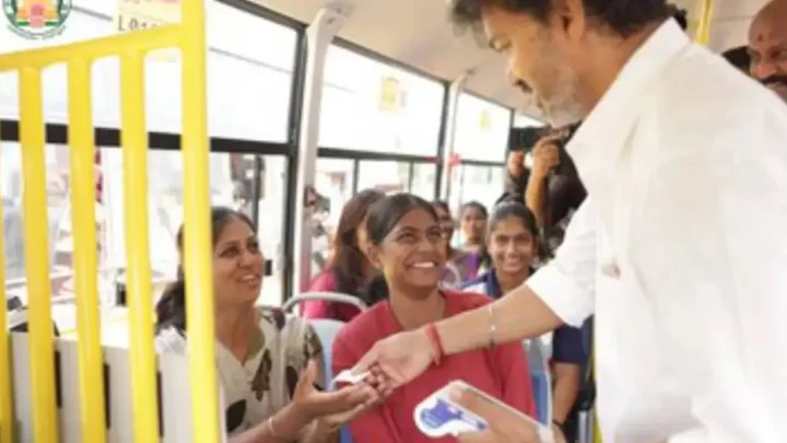 কন্ডাক্টর সেজে বাসের টিকিট কাটছেন মুখ্যমন্ত্রী থালাপতি বিজয়