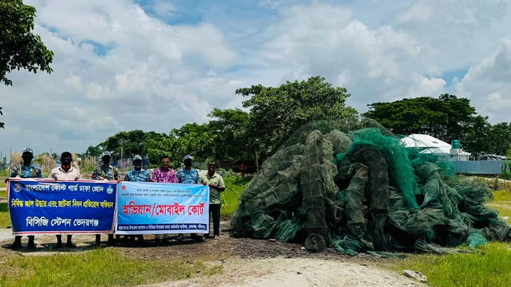 পদ্মা থেকে জব্দ দেড় শতাধিক চায়না দুয়ারি জাল পুড়িয়ে ধ্বংস
