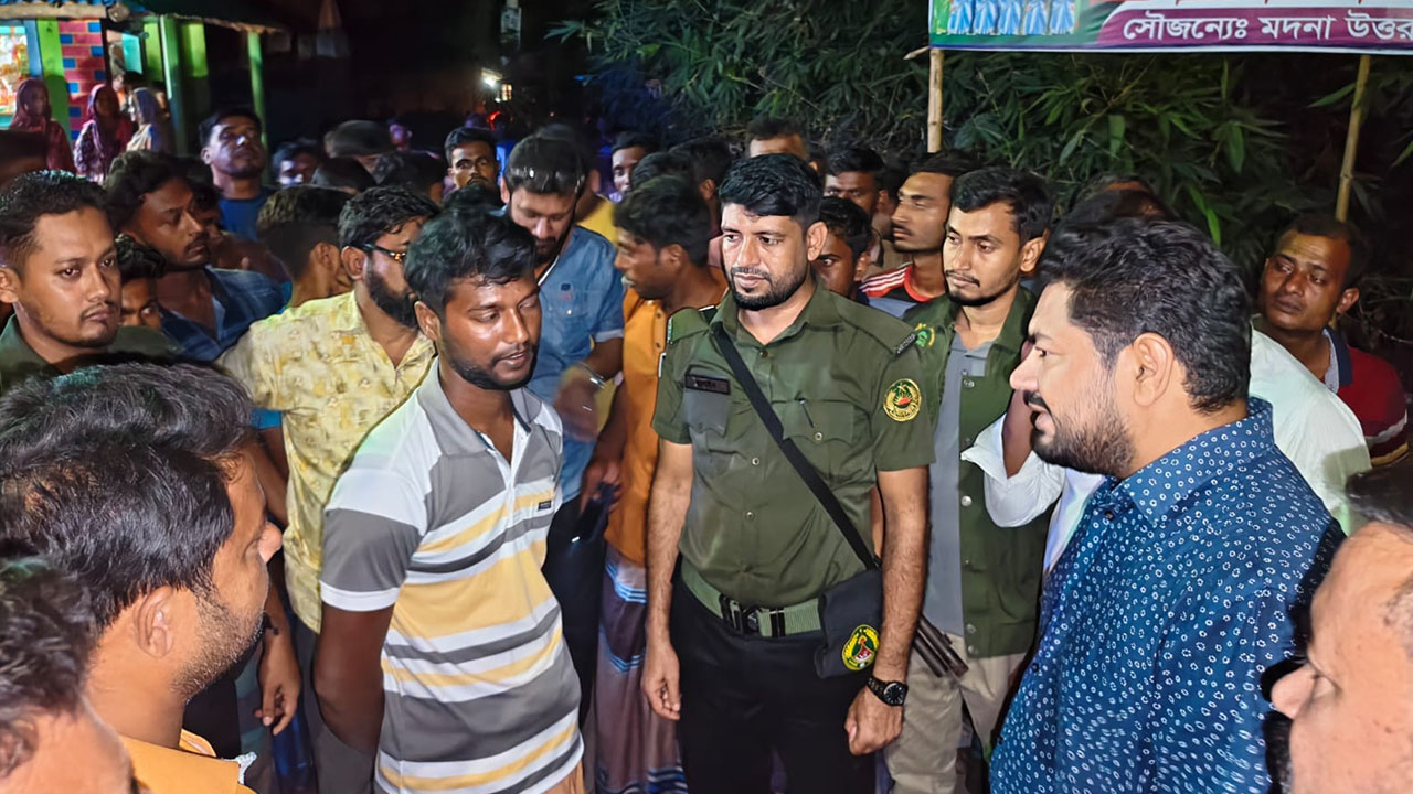 খবর পেয়ে ঘটনাস্থলে যান দামুড়হুদা উপজেলা সহকারী কমিশনার (ভূমি)। ছবি : এশিয়া পোস্ট