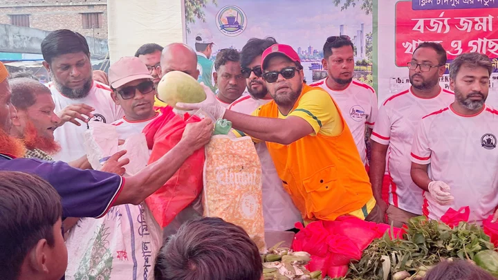 টাকা নয়, আবর্জনা দিলেই মিলছে খাবার