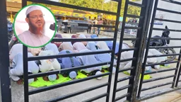 ফয়জুল করীমের সঙ্গে কুবিতে ঢুকতে না পেরে ফটকেই নামাজ আদায় নেতাকর্মীদের