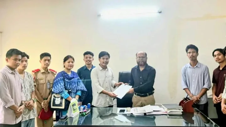 কুবিতে আদিবাসী শিক্ষার্থীদের ৩ দফা দাবি, রেজিস্ট্রারকে স্মারকলিপি