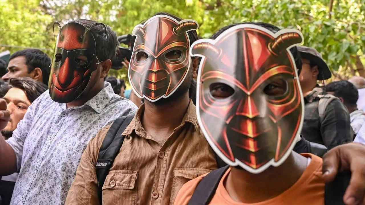 এবার কলকাতায় আন্দোলনের ছক ককরোচ পার্টির