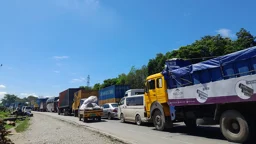 খানাখন্দে অচল ঢাকা-চট্টগ্রাম মহাসড়ক, আমতলীতে তীব্র যানজট