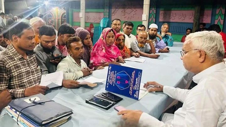 কর্মসূচি শেষে নিজ বাড়িতে রোগী দেখলেন সমাজকল্যাণমন্ত্রী