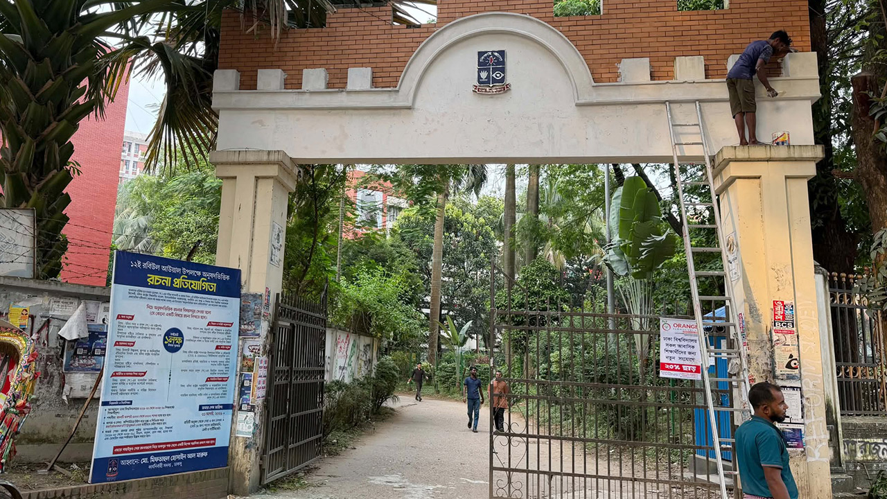 সরানোর হয় ঢাবির শহীদ ওসমান হাদি হলের নাম ফলক। ছবি: এশিয়া পোস্ট