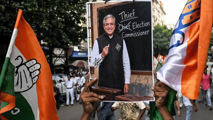 ভারতের প্রধান নির্বাচন কমিশনারের পদত্যাগ কেন চাইছেন আন্দোলনকারীরা?