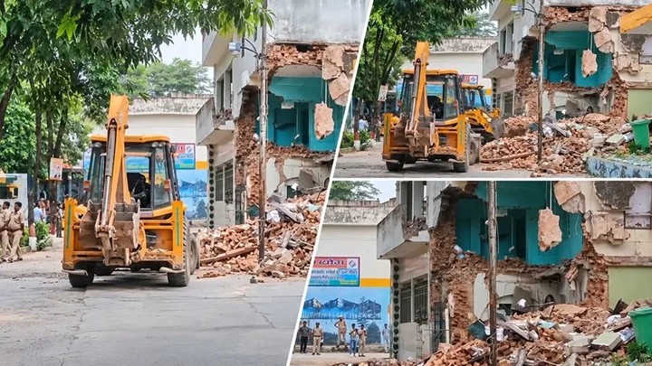 ভারতে বুলডোজার দিয়ে ভাঙা হলো ৭০ বছরের পুরোনো মসজিদ