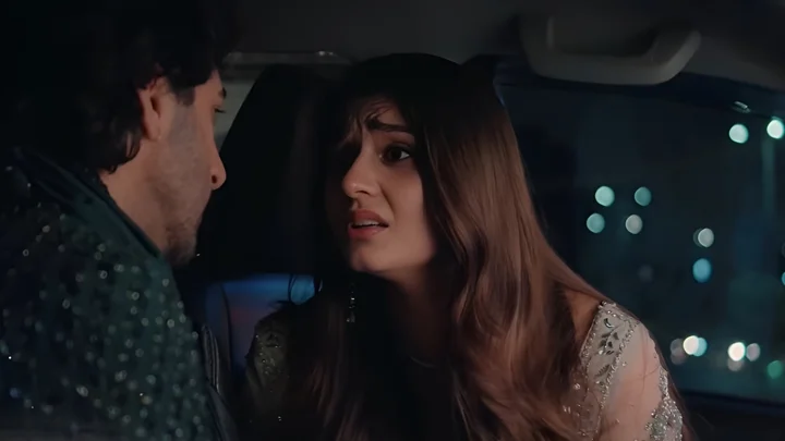 পাকিস্তানি নাটকে দুরেফিশান-নামিরের ঘনিষ্ঠতা নিয়ে বিতর্ক